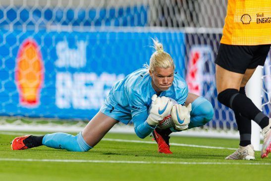 Esther sigue haciendo historia (NWSL: jornada 2). Jane Campbell fue otro de los nombres propios de la jornada. En la imagen, la portera recoge un balón con los brazos en una de las 10 paradas que hizo para las Dash.