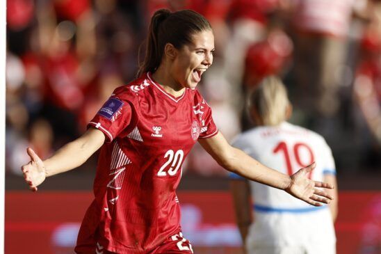 Inglaterra, Italia y Países Bajos logran el pase (Grupo A: jornada 6). Signe Bruun celebra uno de los goles de Dinamarca.
