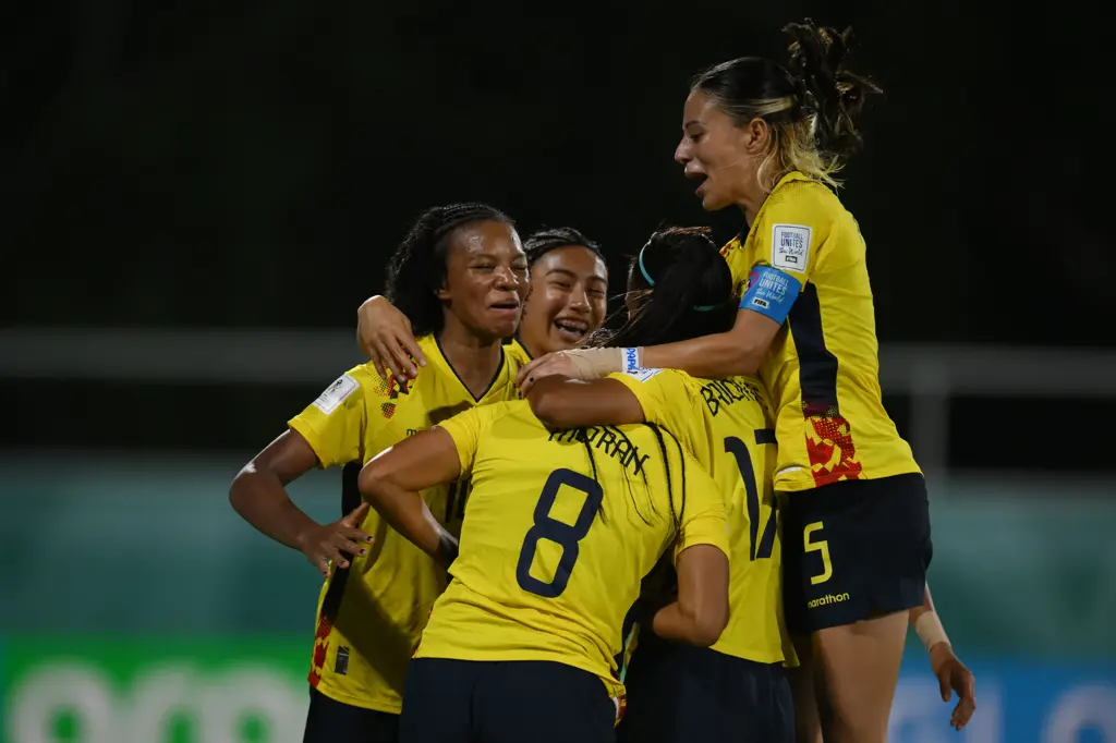 Ecuador hace historia y avanza a cuartos de final tras golear a Nueva Zelanda.