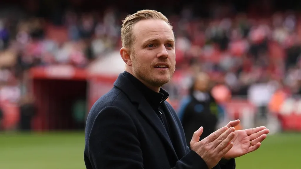 Dimite Jonas Eidevall. Imagen del entrenador sueco aplaudiendo tras un encuentro del Arsenal.