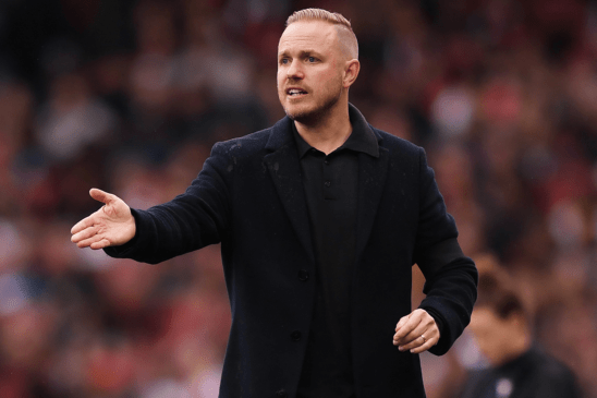 Dimite Jonas Eidevall. Imagen del entrenador sueco dando instrucciones a sus jugadoras durante un encuentro del Arsenal.