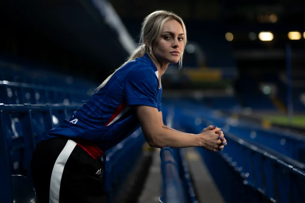 El Chelsea ficha a Ellie Carpenter. La defensora posa en la gradería de Stamford Bridge.