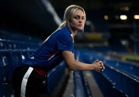 El Chelsea ficha a Ellie Carpenter. La defensora posa en la gradería de Stamford Bridge.
