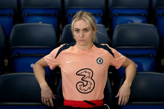 El Chelsea ficha a Ellie Carpenter. La jugadora australiana posa en la gradería de Stamford Bridge.