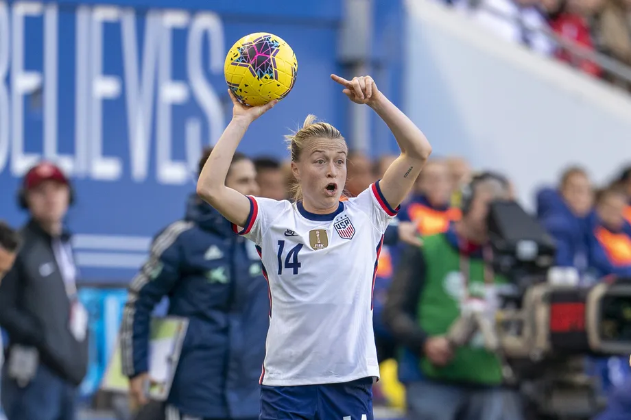 Emily Sonnett firma con Gotham. La jugadora, sacando de banda con la selección de Estados Unidos en la SheBelieves Cup.