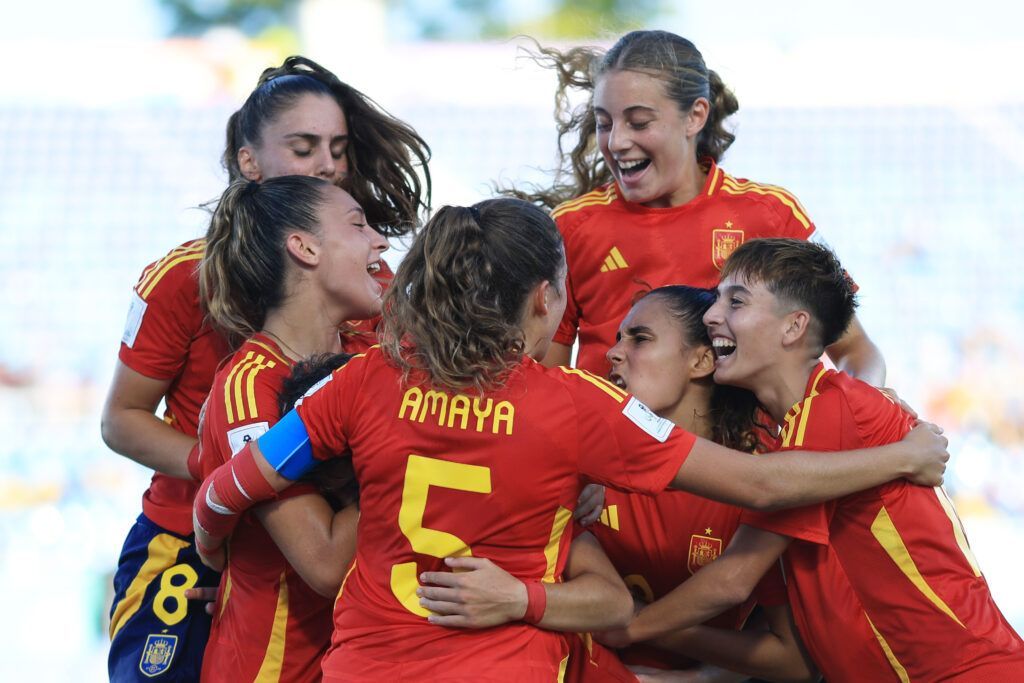 La Rojita ya está en cuartos. Las jugadoras de la selección sub17 se abrazan tras uno de los cinco goles anotados.
