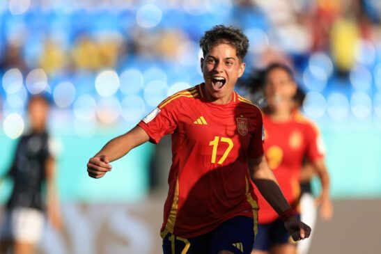 La Rojita ya está en cuartos. Emma Moreno celebra el cuarto gol de las españolas.