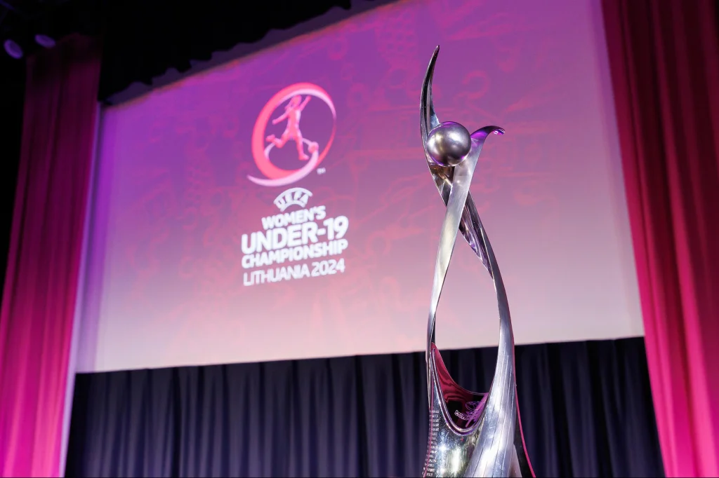 La rojita ya conoce a sus rivales de la Euro sub-19. En la imagen, el trofeo de las campeonas.