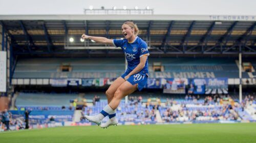 Un doblete de Mace asegura la victoria del Everton.