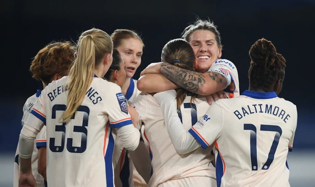 Manita del Chelsea en casa del Everton. Las jugadoras del Chelsea abrazan a Guro Reiten tras anotar el 0-3 al borde del descanso.