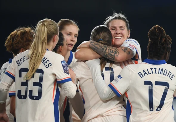 Manita del Chelsea en casa del Everton. Las jugadoras del Chelsea abrazan a Guro Reiten tras anotar el 0-3 al borde del descanso.