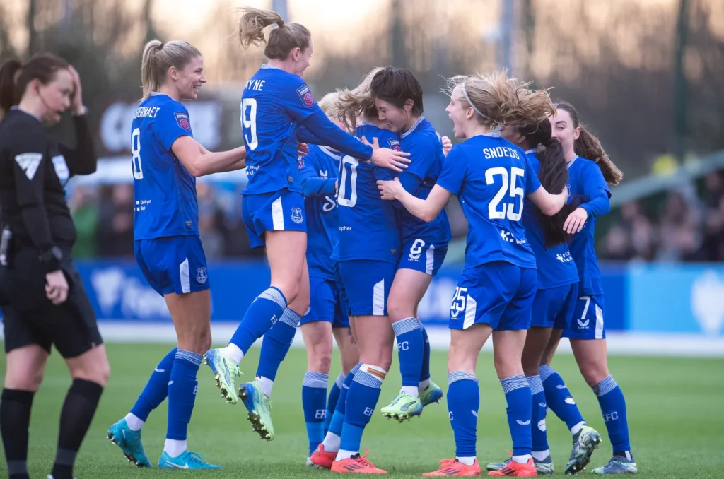 El regalo del Everton al Chelsea. Las jugadoras del Everton celebran el tanto de Honoka Hayashi.