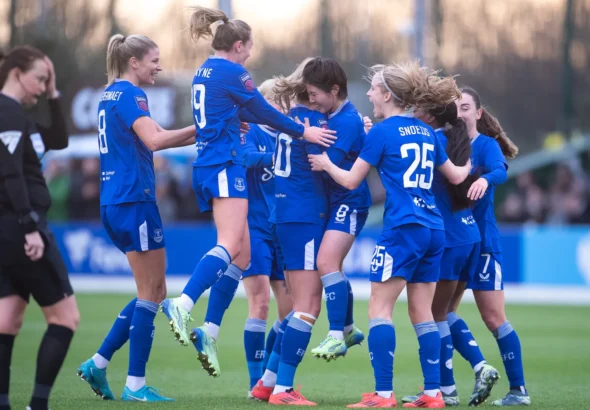 El regalo del Everton al Chelsea. Las jugadoras del Everton celebran el tanto de Honoka Hayashi.