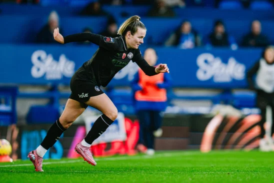 Lauren Hemp vuelve a los terrenos de juego.
