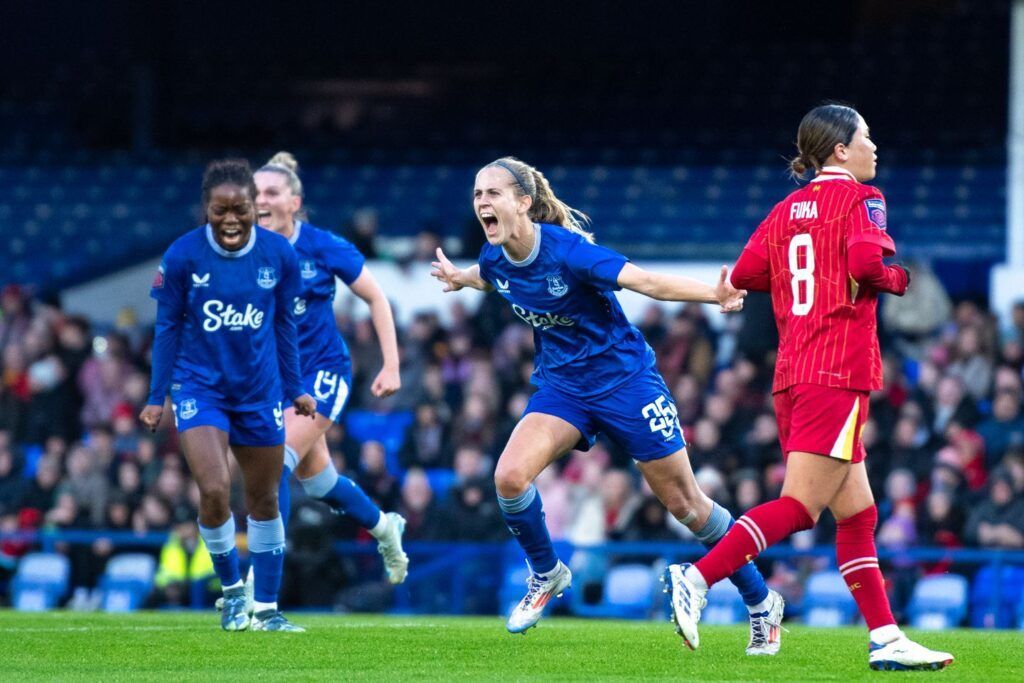 Polémica victoria del Everton. Katja Snoeijs celebra el tanto de la victoria en Goodison Park.