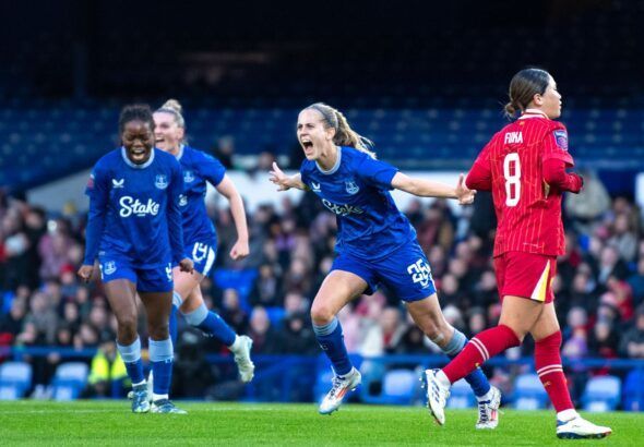 Polémica victoria del Everton. Katja Snoeijs celebra el tanto de la victoria en Goodison Park.
