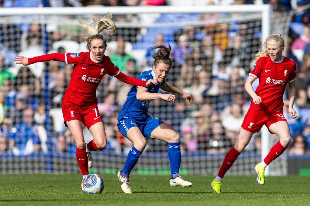 El Liverpool saca rédito de un descafeinado derbi. Jugadoras del Liverpool y el Everton en un lance del juego.