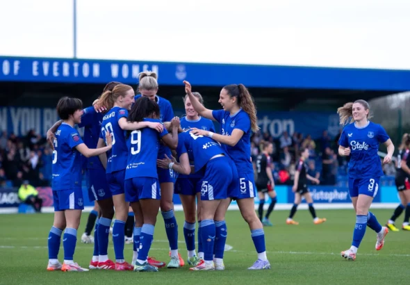 Contundente victoria del Everton contra el Crystal Palace. Las toffees celebran uno de los tres tantos de la velada.
