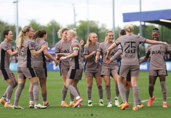 England y Spence le dan la vuelta al partido. Las jugadoras de las spurs celebran el tanto del empate.