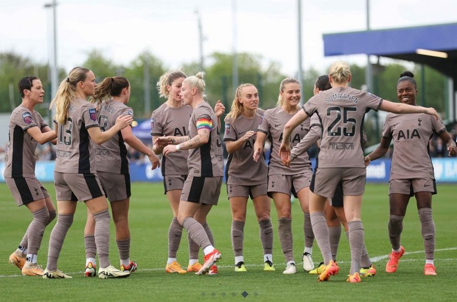 England y Spence le dan la vuelta al partido. Las jugadoras de las spurs celebran el tanto del empate.