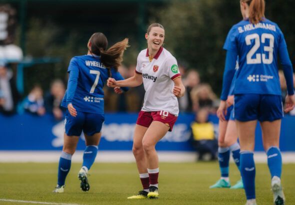 Tablas entre los colistas. Anouk Denton celebra el gol contra el Everton.