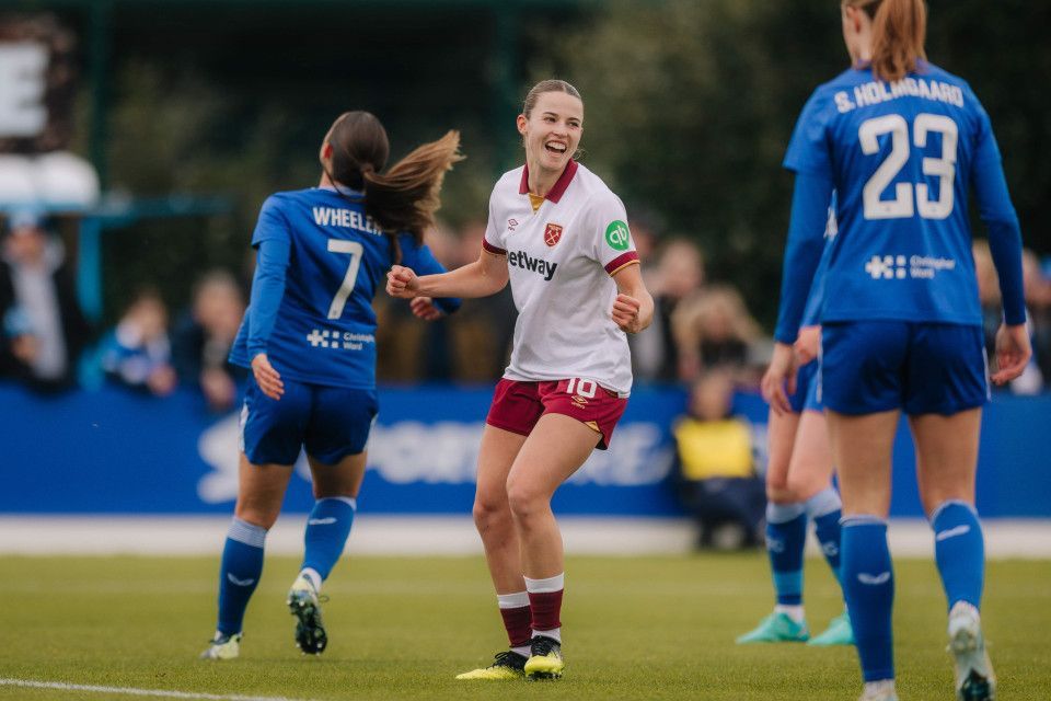 Tablas entre los colistas. Anouk Denton celebra el gol contra el Everton.