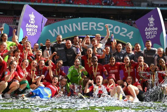 Lucía García brilla en el primer trofeo del United. Jugadoras y staff del Manchester United celebran el triunfo en la FA Cup.