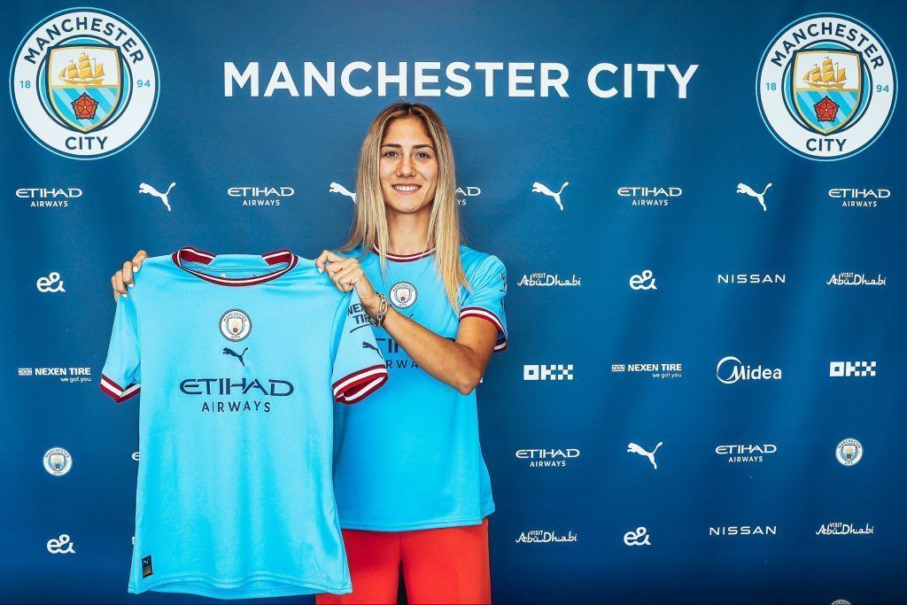 Laia Aleixandri ya es la 4 del City. La jugadora posa junto con su nueva camiseta.