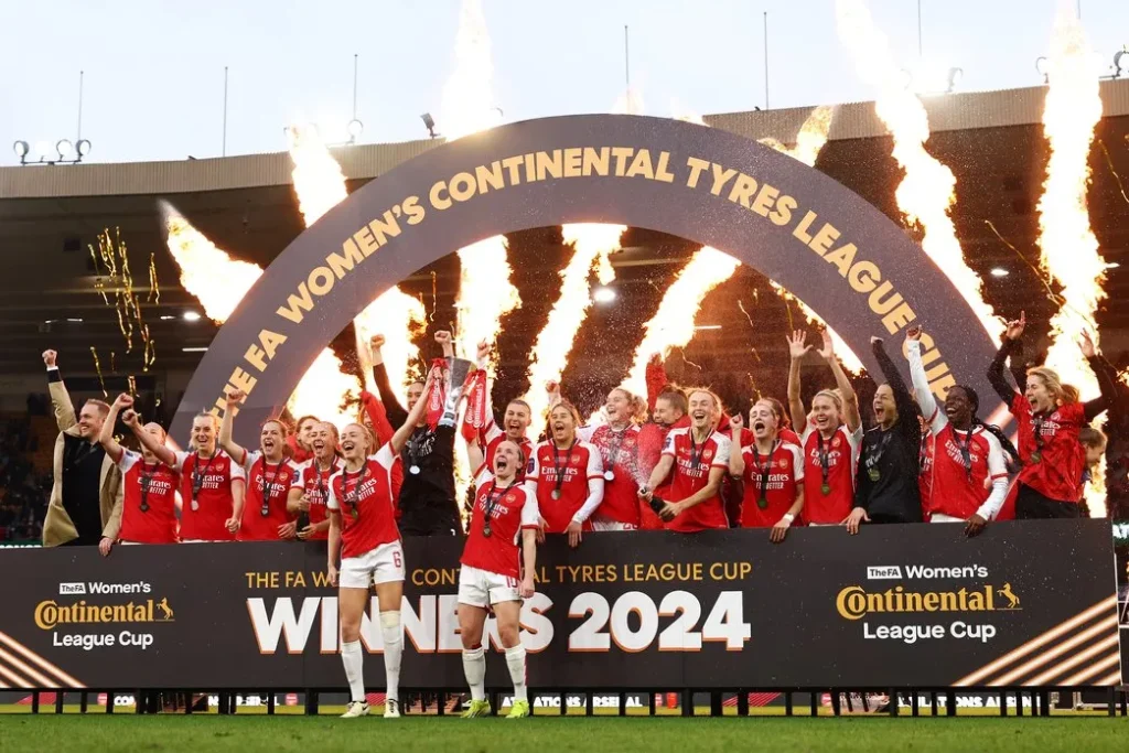El Arsenal revalida el título. Las gunners celebran el triunfo.