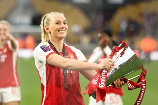 El Arsenal revalida el título. Stina Blackstenius, autora del gol del triunfo, posa con la copa.