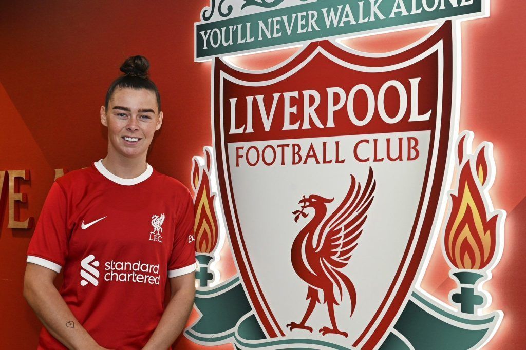 Natasha Flint ficha por el Liverpool. La jugadora posa sonriente con el escudo de su nuevo club.