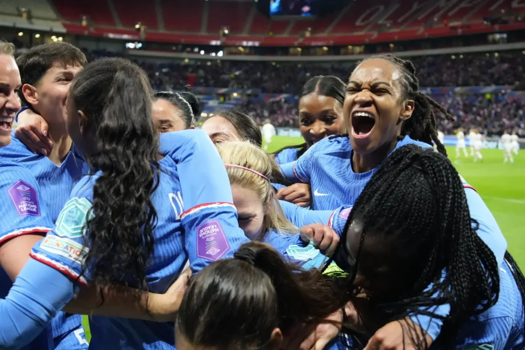 Francia será el rival de España en la final de la Nations League. Las jugadoras francesas celebran el triunfo frente a Alemania.