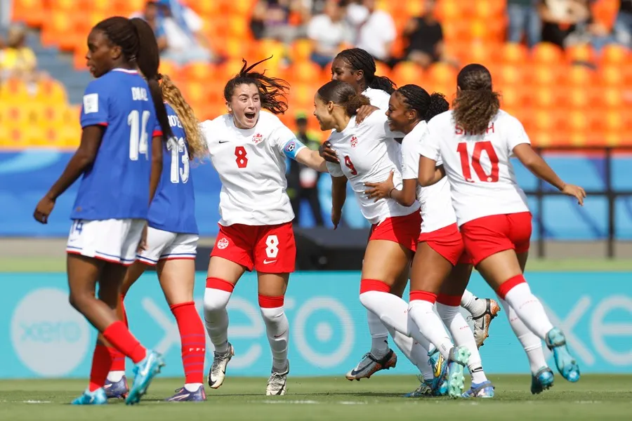 Francia y Canadá arrancan igualadas el mundial sub20. Las canadienses celebran el primer tanto del torneo de Nyah Rose.