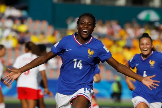 Francia y Canadá arrancan igualadas el mundial sub20. Hillary Diaz celebra su gol, el 3-2 para Francia.