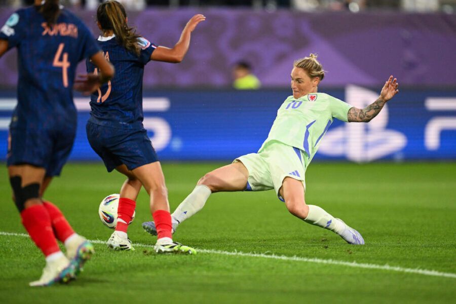 Jess Fishlock hace más historia para Gales, pero Francia triunfa en St. Gallen. La jugadora anota el primer gol de Gales en un europeo.