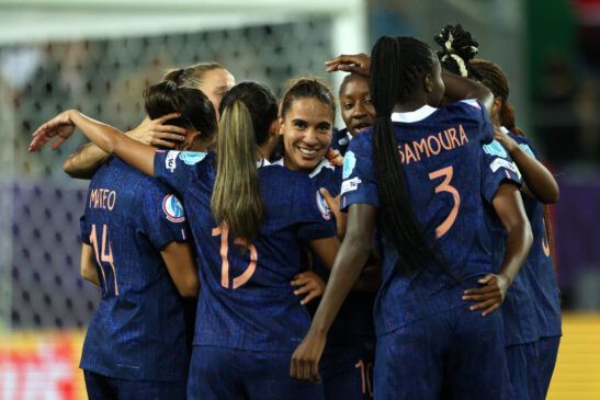 Fishlock hace más historia para Gales, pero Francia triunfa en St. Gallen. Las jugadoras francesas celebran el tanto de Amel Majr