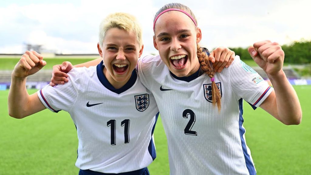 Inglaterra logra el pase histórico a la final. Lola Brown y Nelly Las celebran el pase de ronda.
