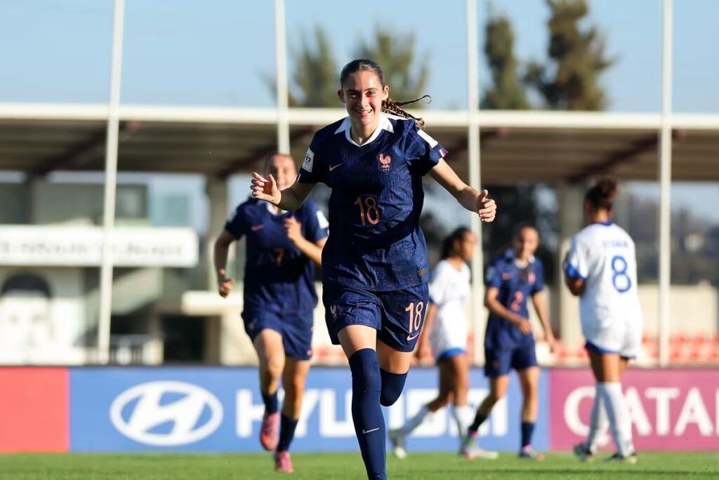 Francia arranca con victoria frente a una aguerrida Samoa. Thaïs Gallais celebra uno de sus dos goles de la tarde.