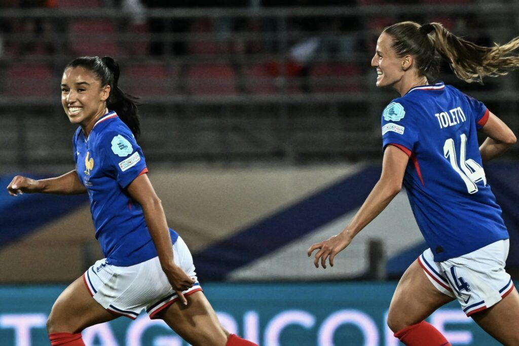 Francia, Islandia y Dinamarca logran el pase (Grupo A: jornada 5). Sandie Toletti persigue a Sakina Karchaoui en la celebración del primer gol de Francia.