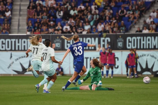 Debut goleador de Bompastor en el banquillo blue. Beever-Jones anota el tercero para el Chelsea dejando atrás a las dos centrales (Maitane y Carter) y con la portera (Miller) completamente vencida.