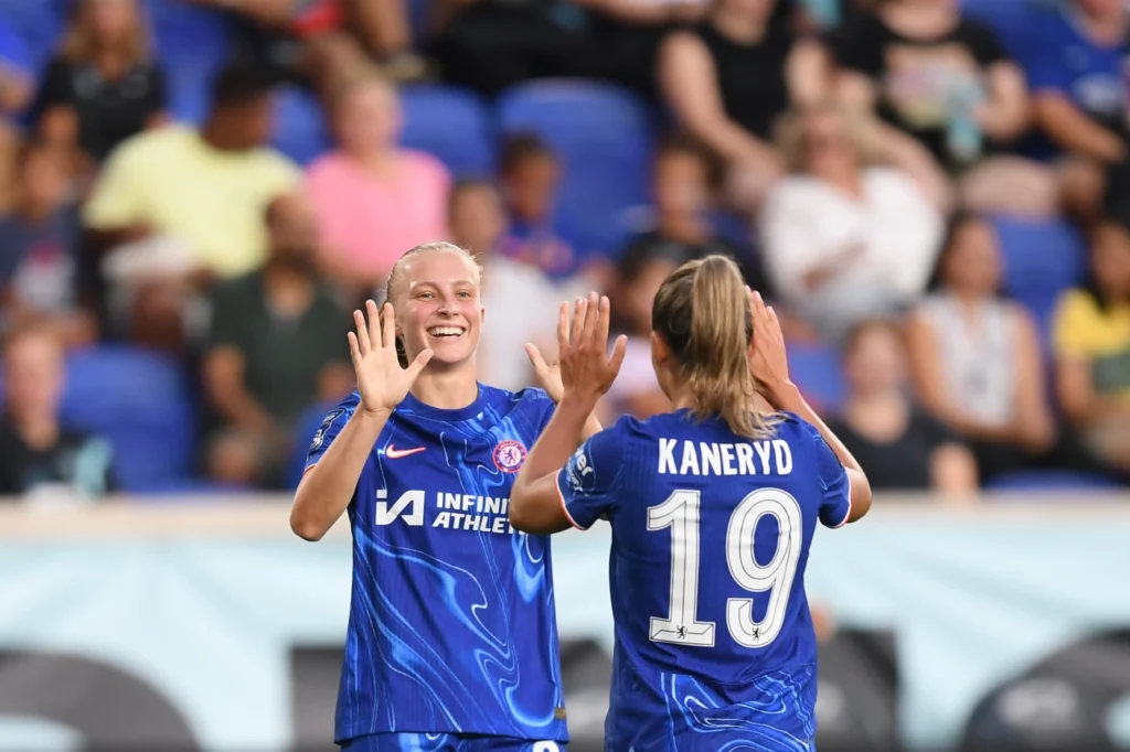 Debut goleador de Bompastor en el banquillo blue. Las goleadoras de la velada, Aggie Beever-Jones y Johanna Rytting Kaneryd, chocan las manos tras uno de los tres tantos del Chelsea.