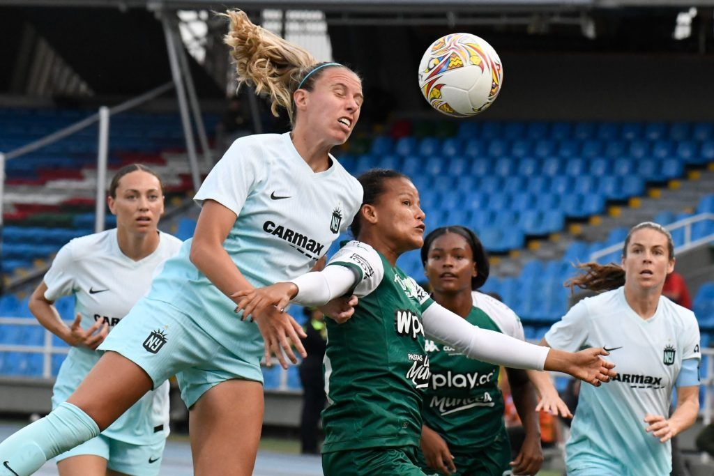 Gotham es el primer finalista de The Women's Cup. Maitane remata de cabeza ante la resistencia de la defensa caleña.