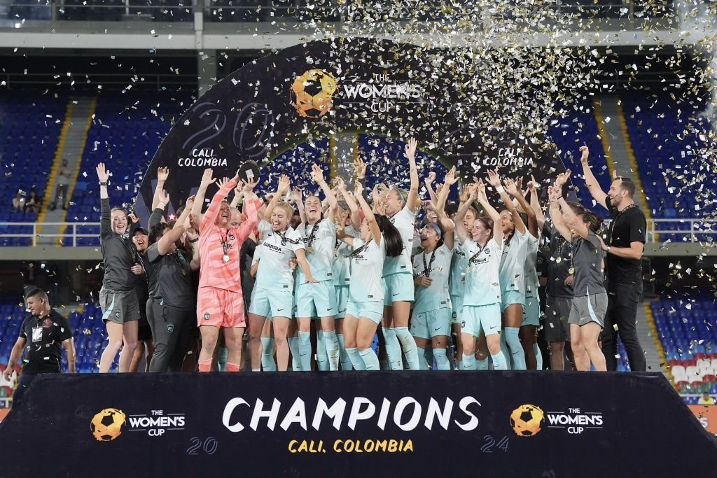 Gotham suma con The Women's Cup un nuevo trofeo. Las jugadoras celebra el triunfo en el podio entre una lluvia de confetti.