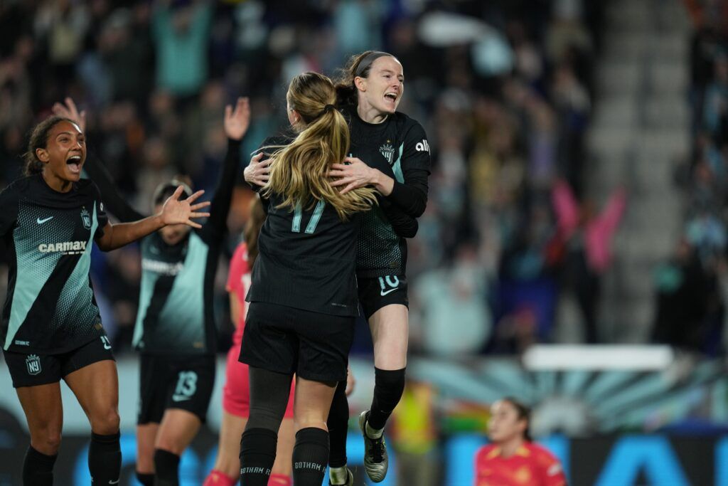 Rose Lavelle trunca el último baile de Sinclair. La jugadora celebra el gol de la victoria con algunas de sus compañeras.
