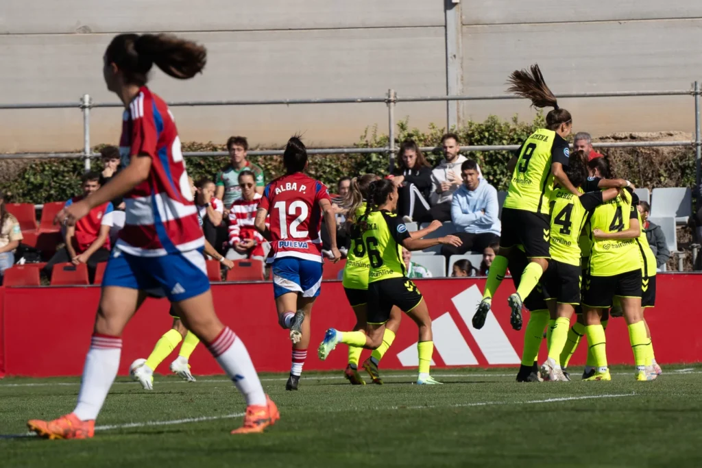 El Betis logra su primera victoria en Granada. Las jugadoras celebran el tanto de la victoria.