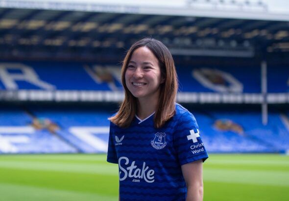 El Everton ficha a la lateral japonesa Hikaru Kitagawa. La jugadora posa en el césped de Goodison Park