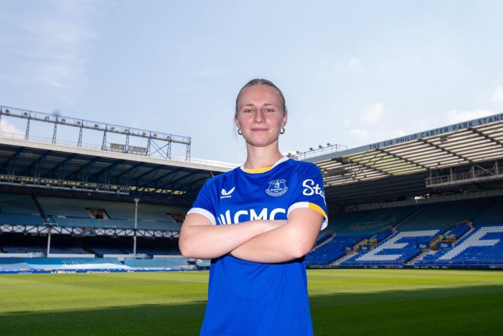 McNamara llega al Everton, que renueva a Holmgaard.