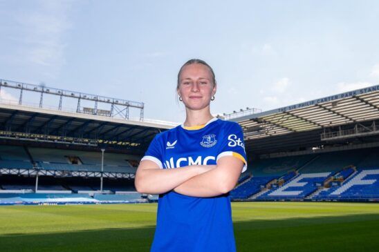 McNamara llega al Everton, que renueva a Holmgaard.