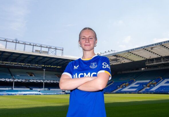McNamara llega al Everton, que renueva a Holmgaard.