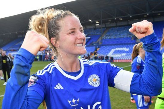 Sophie Howard y Janice Cayman renuevan con el Leicester. Sophie Howard celebra el triunfo al final de un partido.